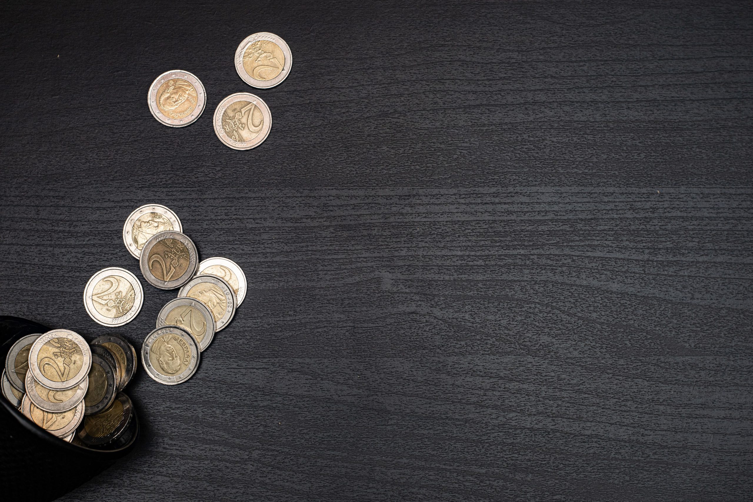 pièces de monnaie sur une table